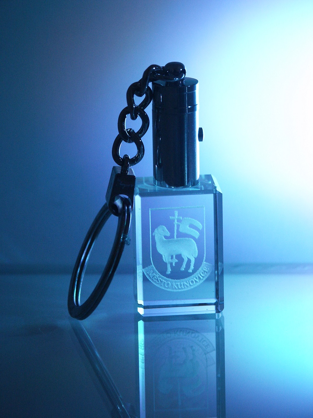 LED klíčenka - skleněný hranol s laserovaným nápisem